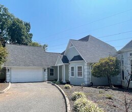 Building Photo - STYLISHLY UPDATED 3 BEDROOM CONDO IN LENNOX COURT