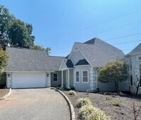 Building Photo - STYLISHLY UPDATED 3 BEDROOM CONDO IN LENNOX COURT