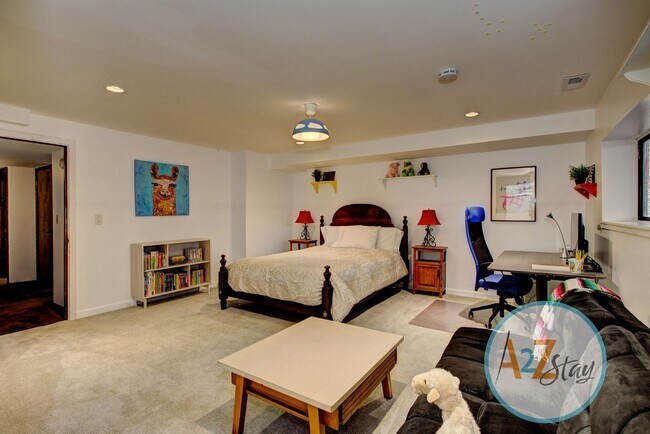 Building Photo - Executive Rental in North End Foothills