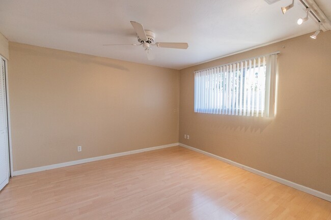 Building Photo - 5 BEDROOM, 2.5 BATH TEMPE HOME W/ 2 MASTER...