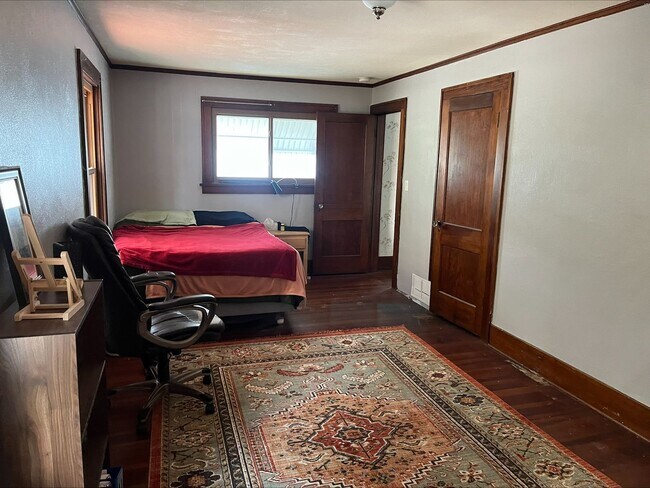 Building Photo - Old-World Charm in the Heart of Moline