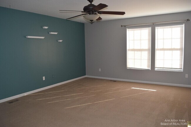 Building Photo - 8549 Hawthorn Hill