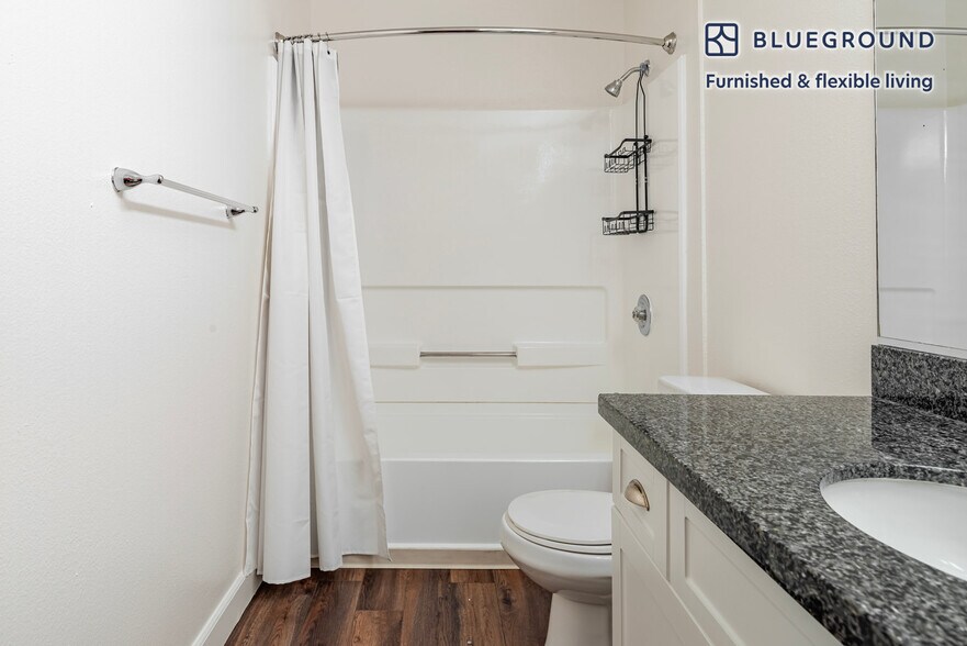 Building Photo - 900 Pepper Tree Ln