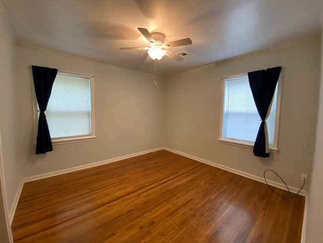 Building Photo - Brookside Charm!!