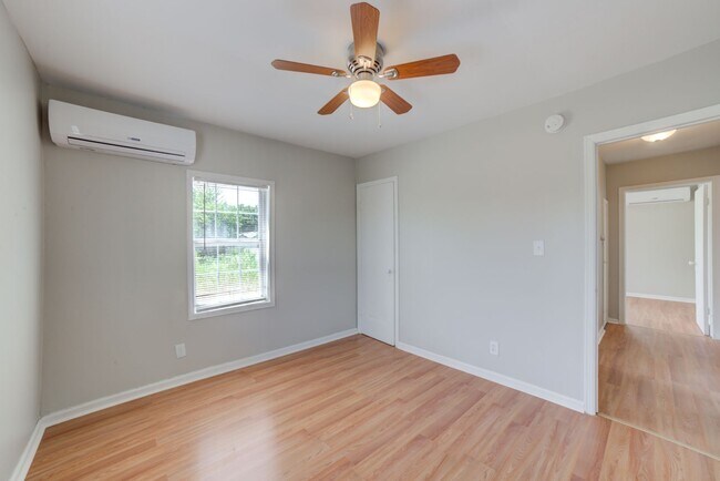 Building Photo - COMING SOON! Newly Renovated 2 Bed / 1 Bath house! Apply today!