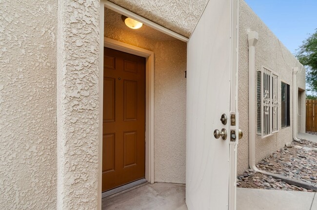 Building Photo - Incredible home with lovely patio perfect for you! Check it out today!