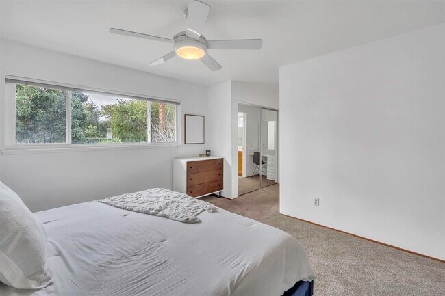 Building Photo - 17052 Bernardo Oaks Dr