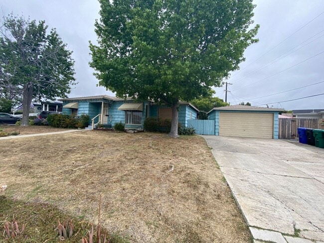 Building Photo - Cute 3 Bedroom 2 bath home located near SD...