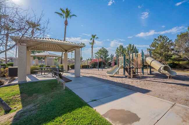 Building Photo - AVAILABLE JULY - Three Bedrooms + Loft!