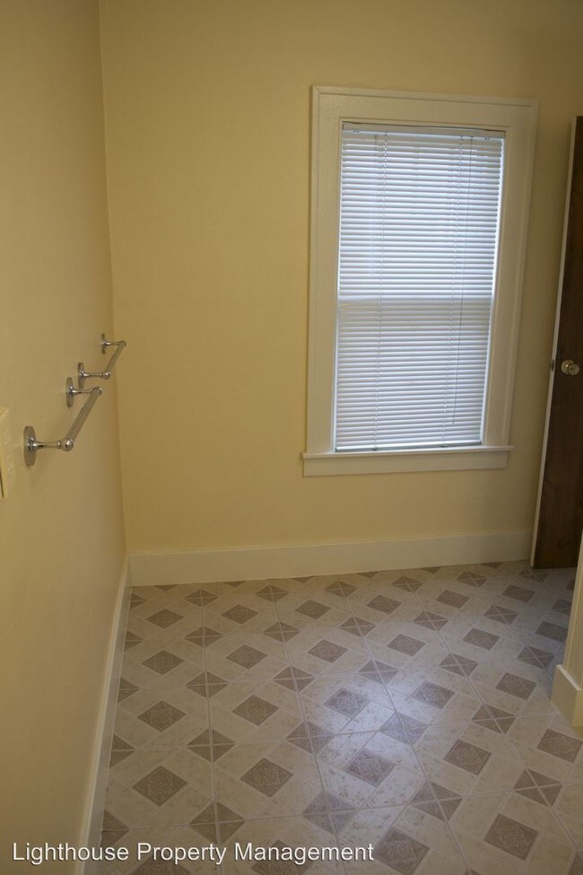 Building Photo - 224 Lyon St NE