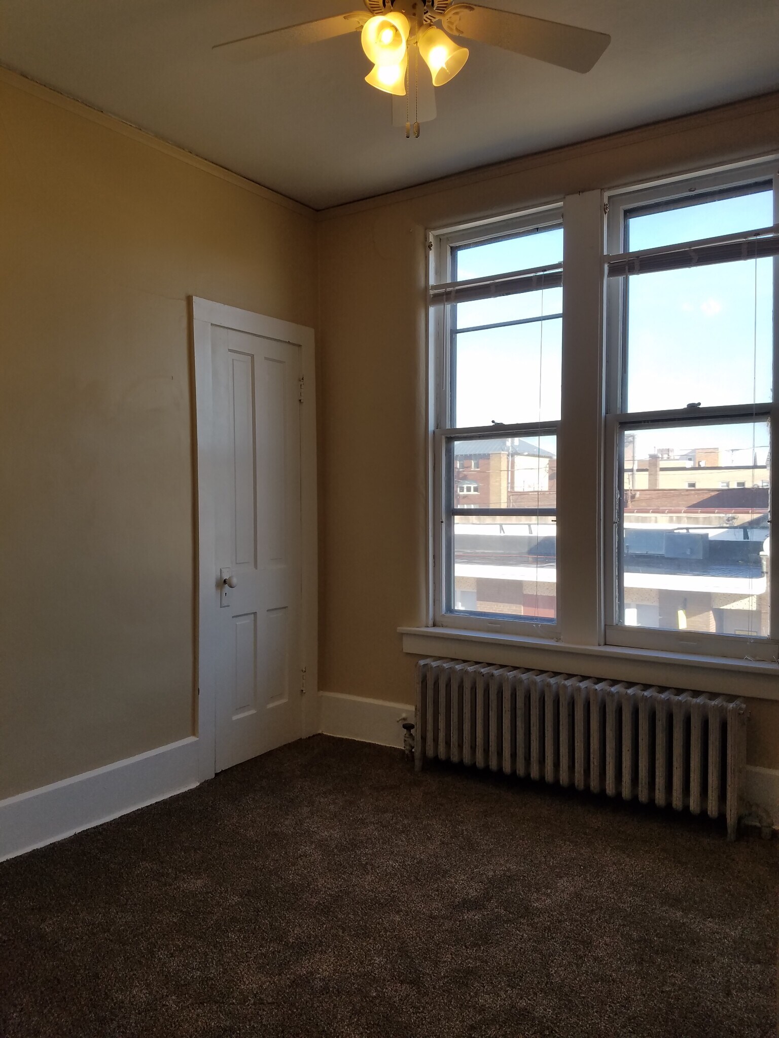 Building Photo - 504 S Central Ave