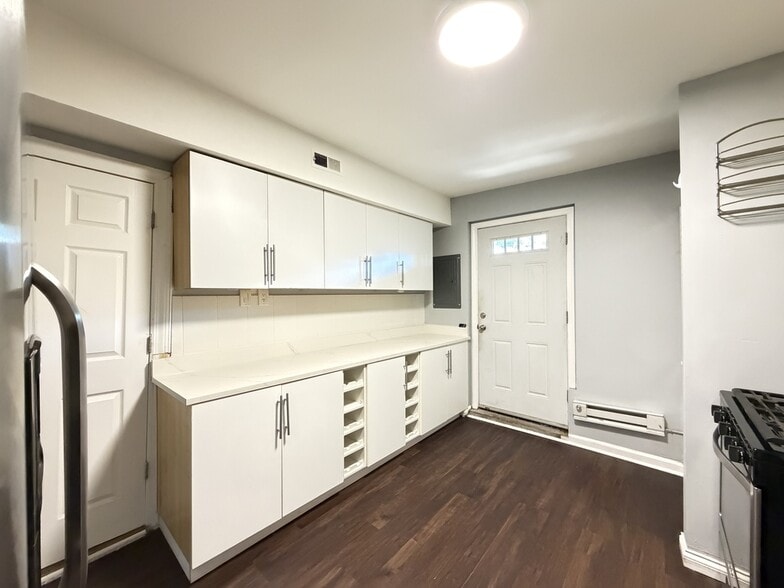 Building Photo - 3503 W Dickens Ave