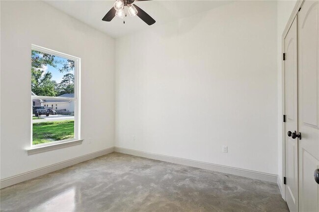 Building Photo - 2120 Robin St