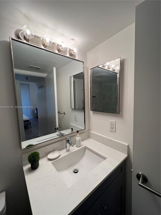 Building Photo - 540 Brickell Key Dr