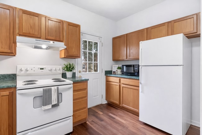 Building Photo - Affordable $190/Week Furnished Room in Westside Intown Atlanta – Utilities Included - High Speed ...