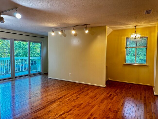 Building Photo - 2 Wynwood Dr