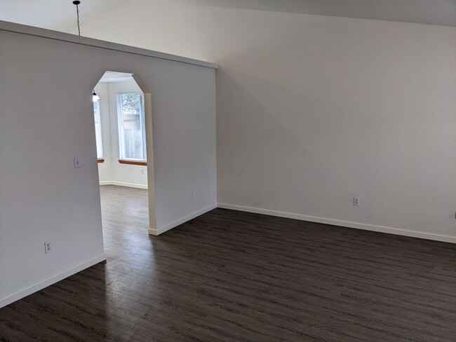 Building Photo - Amazing 3 bedroom home