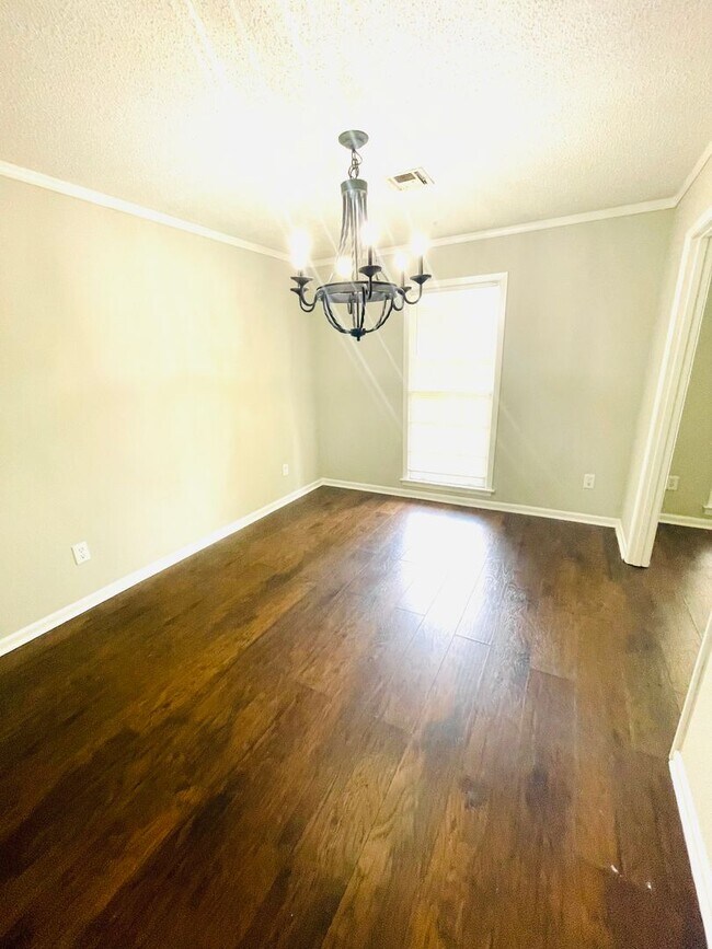 Building Photo - ** 4 Bed 2 Bath located in Brentwood ** Ca...