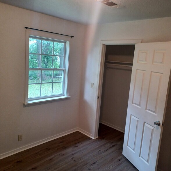 Building Photo - 505 W Maple