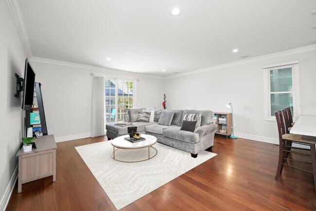 Building Photo - 2512 N Artesian Ave