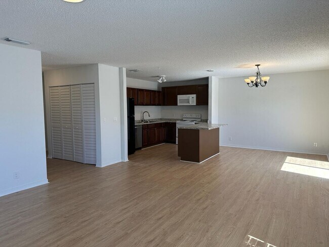 Building Photo - 556 Holly Dr