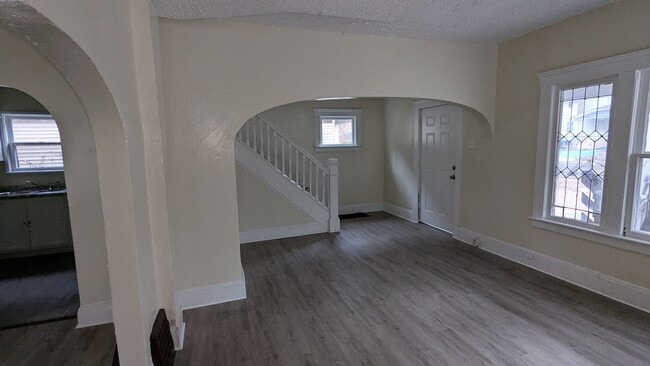 Building Photo - Welcome to this charming 3-bedroom, 1-bathroom home located in the heart of Akron