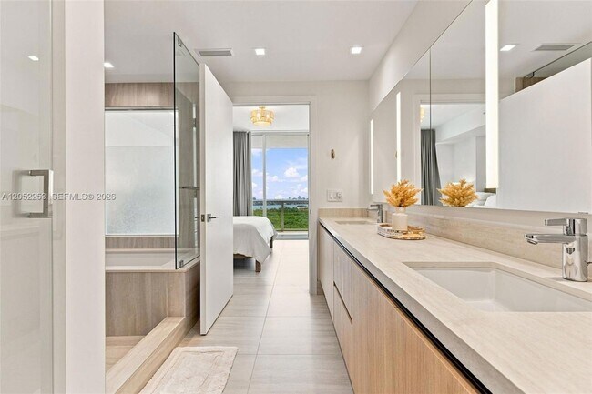 Building Photo - 2411 Laguna Cir