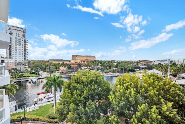 Building Photo - 401 SW 4th Ave