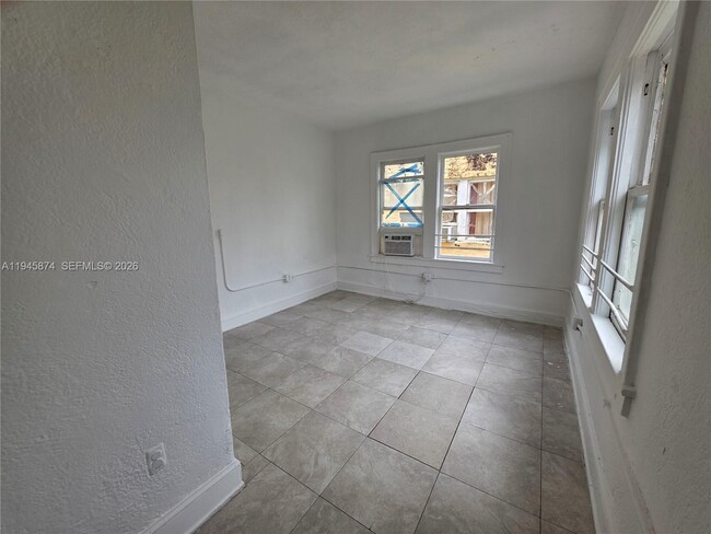 Building Photo - 1005 SW 19th Ave