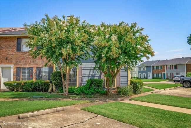 Building Photo - 10142 Carlsbad Dr