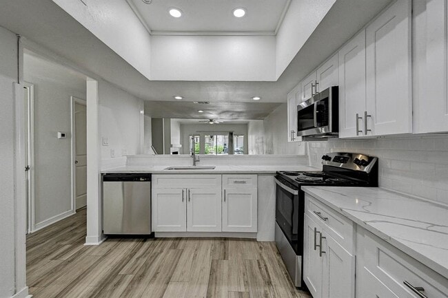 Building Photo - 2022 Lakewood Ct