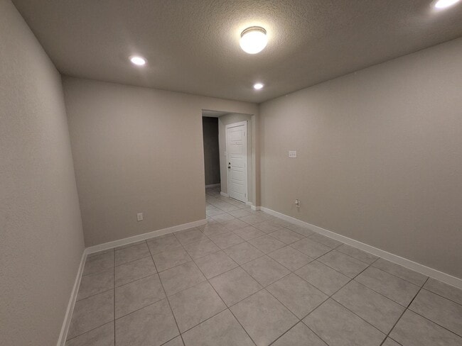 Building Photo - 1 story gem with quick access to Randolph!!