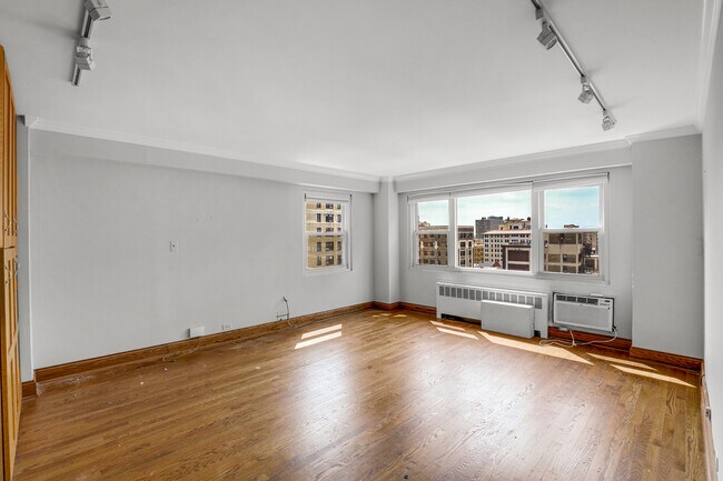 Building Photo - 2909 N Sheridan Rd