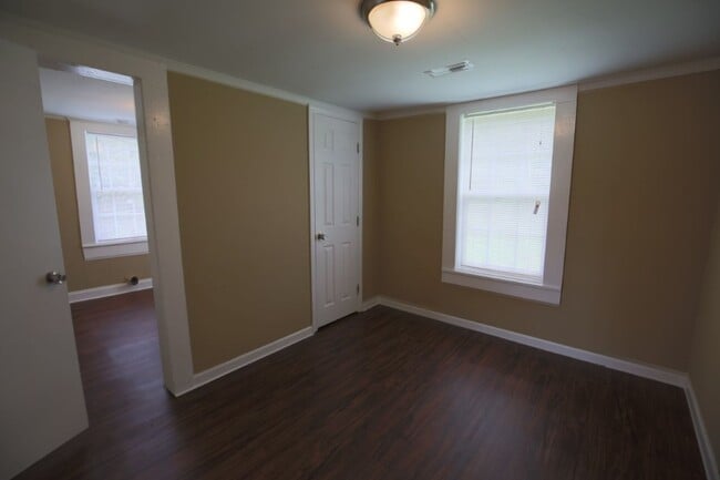 Building Photo - Charming 2-Bedroom Home in an Excellent Location – Priced to Move!
