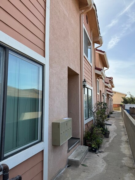 Building Photo - 918 W San Marino Ave