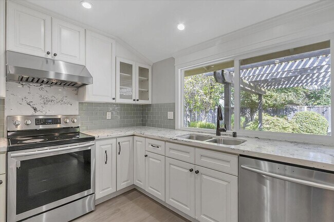 Building Photo - Great Location! Great Schools! Month to Mo...