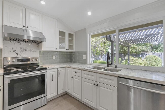 Building Photo - Great Location! Great Schools! Month to Month Only!