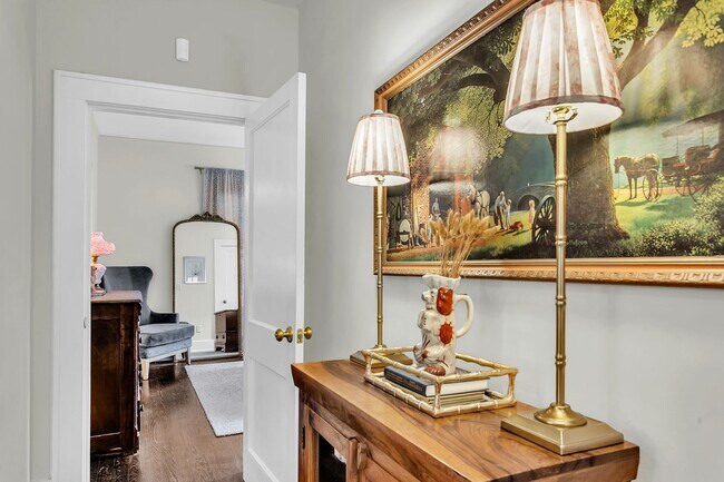 Building Photo - Completely Renovated Charming - 3 bedroom 2 bathroom home - 1108 Bonventure Rd, Savannah GA