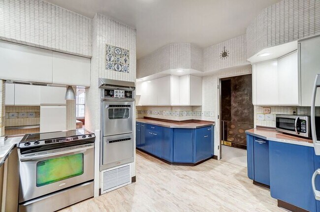 Building Photo - 2881 Observatory Ave