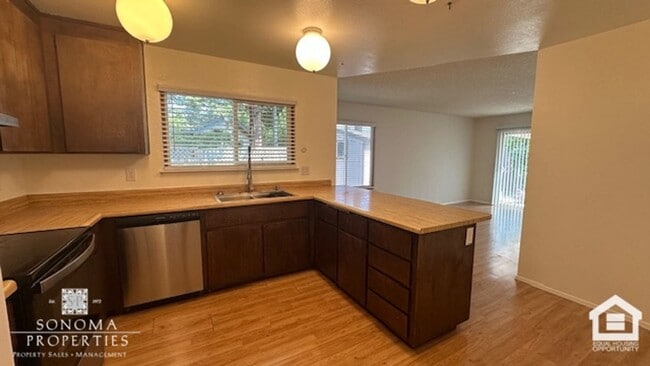 Building Photo - 2-bedroom, 2-bathroom Duplex in Sonoma!