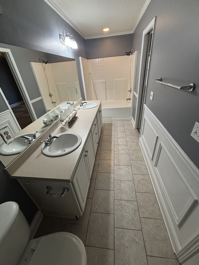 Building Photo - 864 Burnside Dr