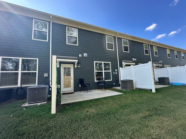 Building Photo - FOR LEASE- NEW TOWNHOME IN LEBANON!