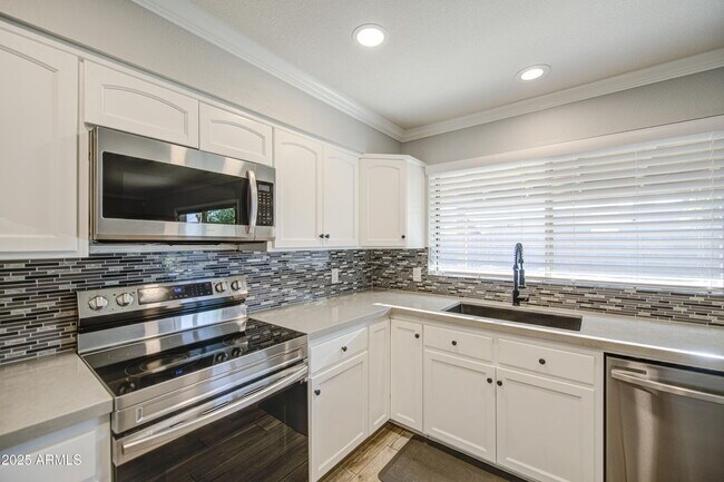 Building Photo - Move in Ready, Electricity Included!!