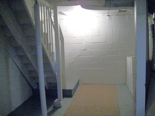 Building Photo - 823 Elm St