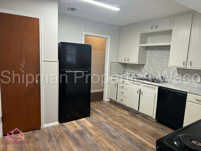 Building Photo - 3917 Maple Ave