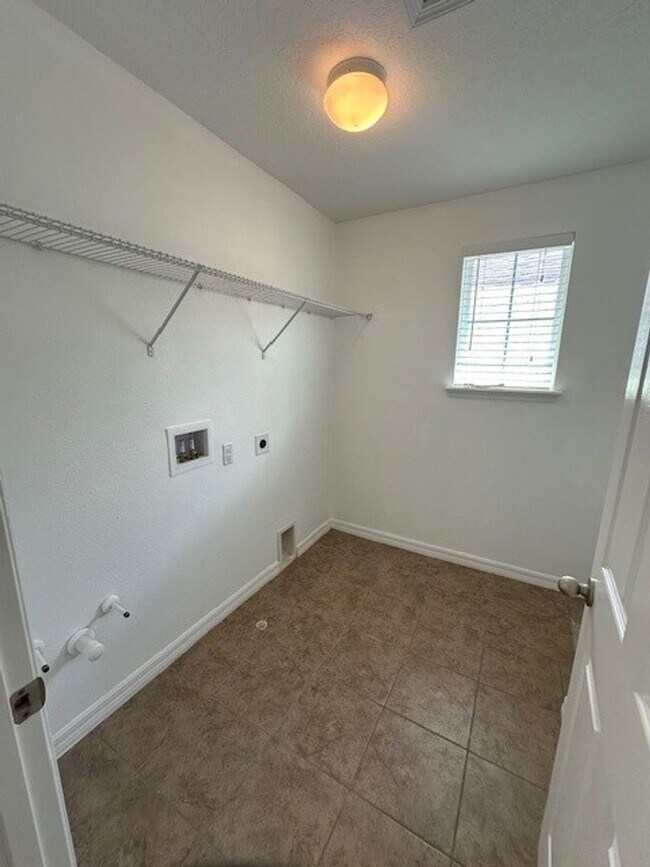 Building Photo - 4 bed 2.5 bath in WINDERMERE TRAILS!