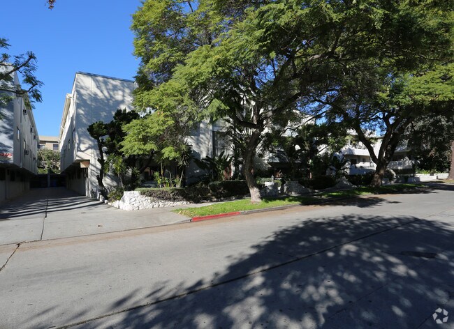 Building Photo - 735 N Sweetzer Ave