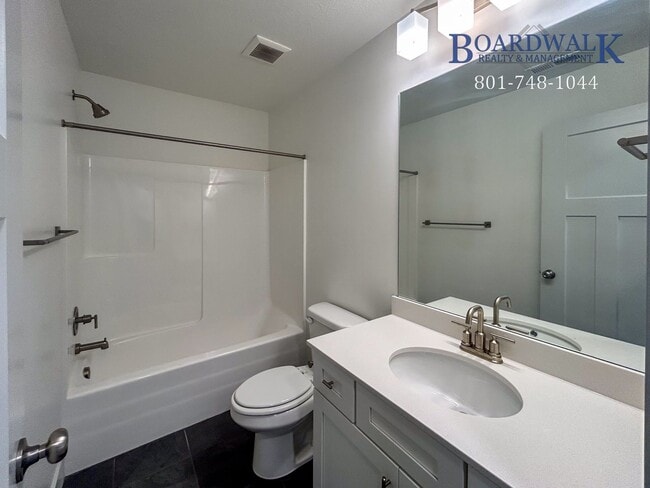 Building Photo - Spacious 3 bed in Quiet Community