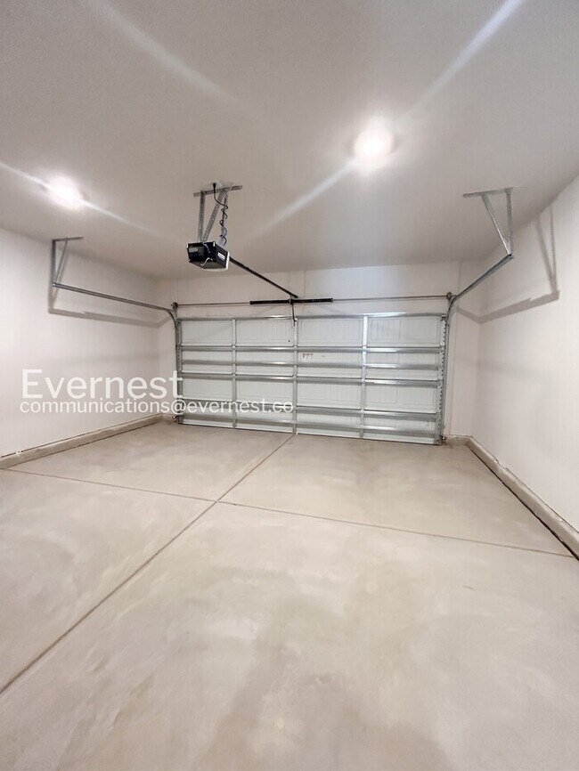 Building Photo - 2 Bed/2 Bath Home with Attached Garage / Pet-Friendly / Vouchers Accepted / Coming Soon!