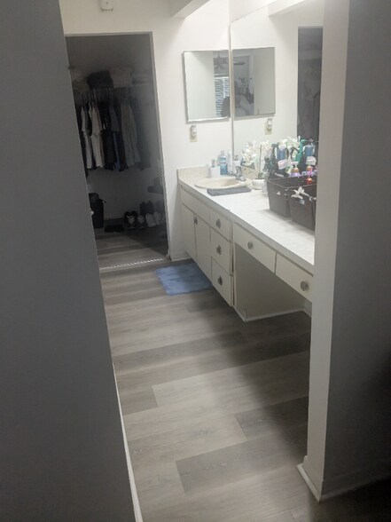 Building Photo - 418 Cart Ct